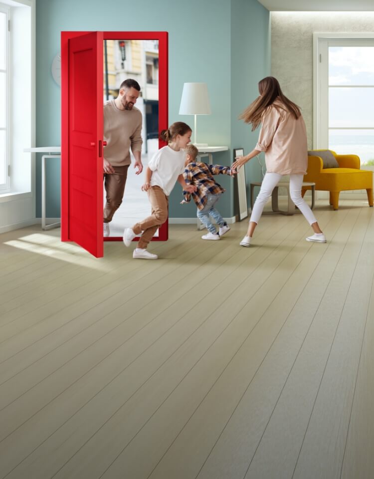 familia-a-correr-em-casa