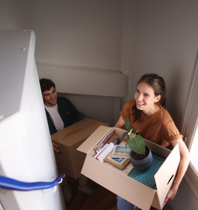 mulher-nas-escadas-com-caixa