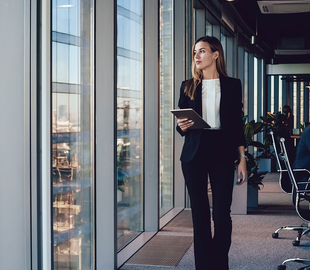 mulher-a-caminhar-na-empresa