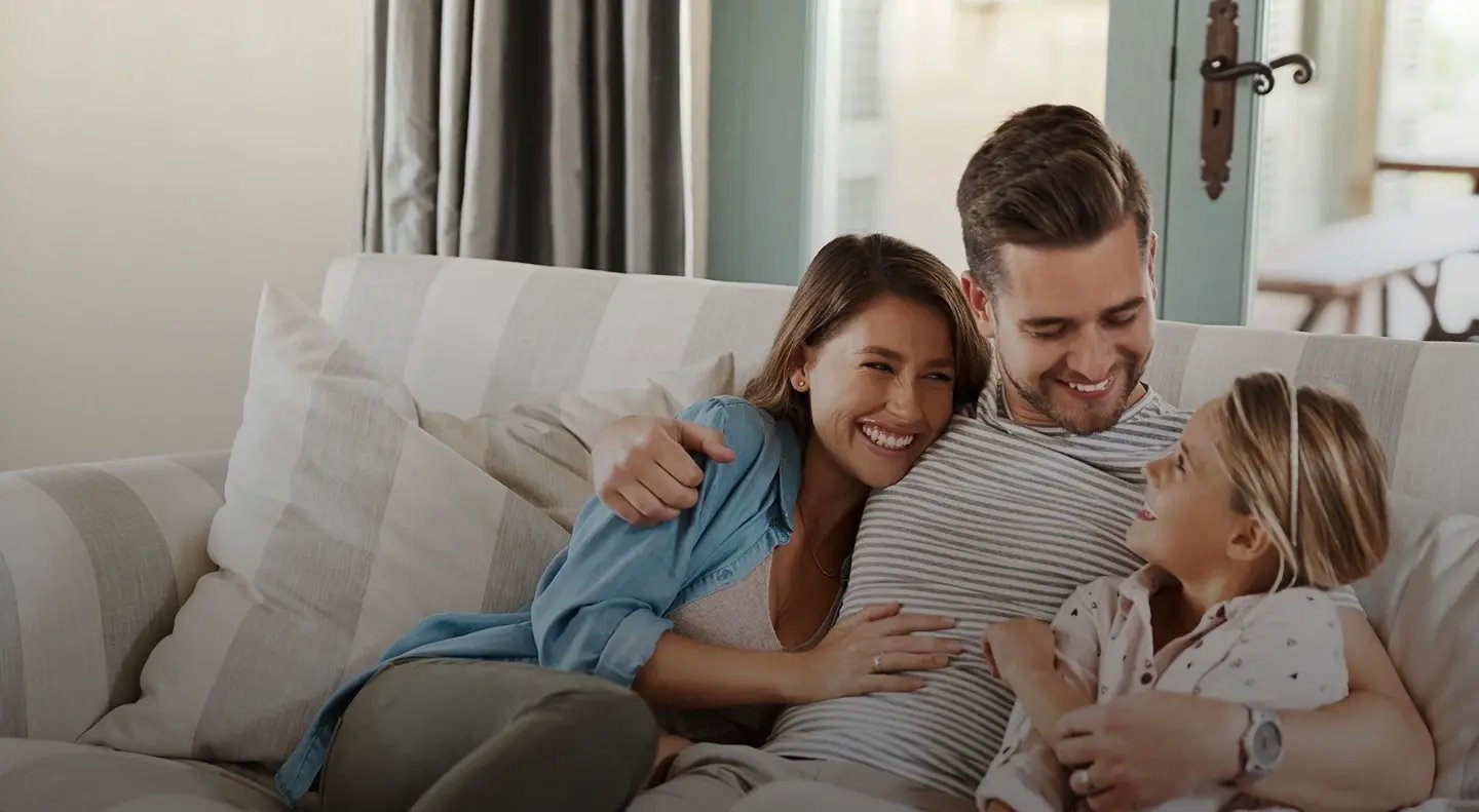 familia-abracada-no-sofa