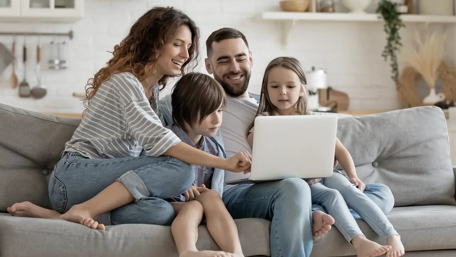 familia-sentada-no-sofa-a-ver-computador