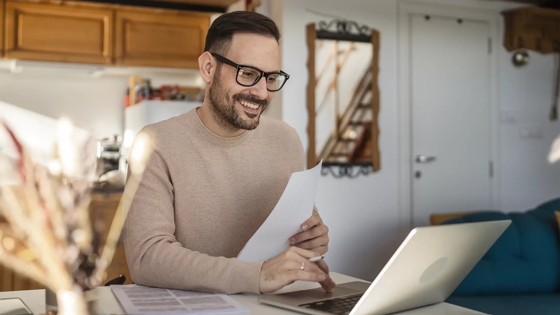 homem-a-sorrir-no-computador