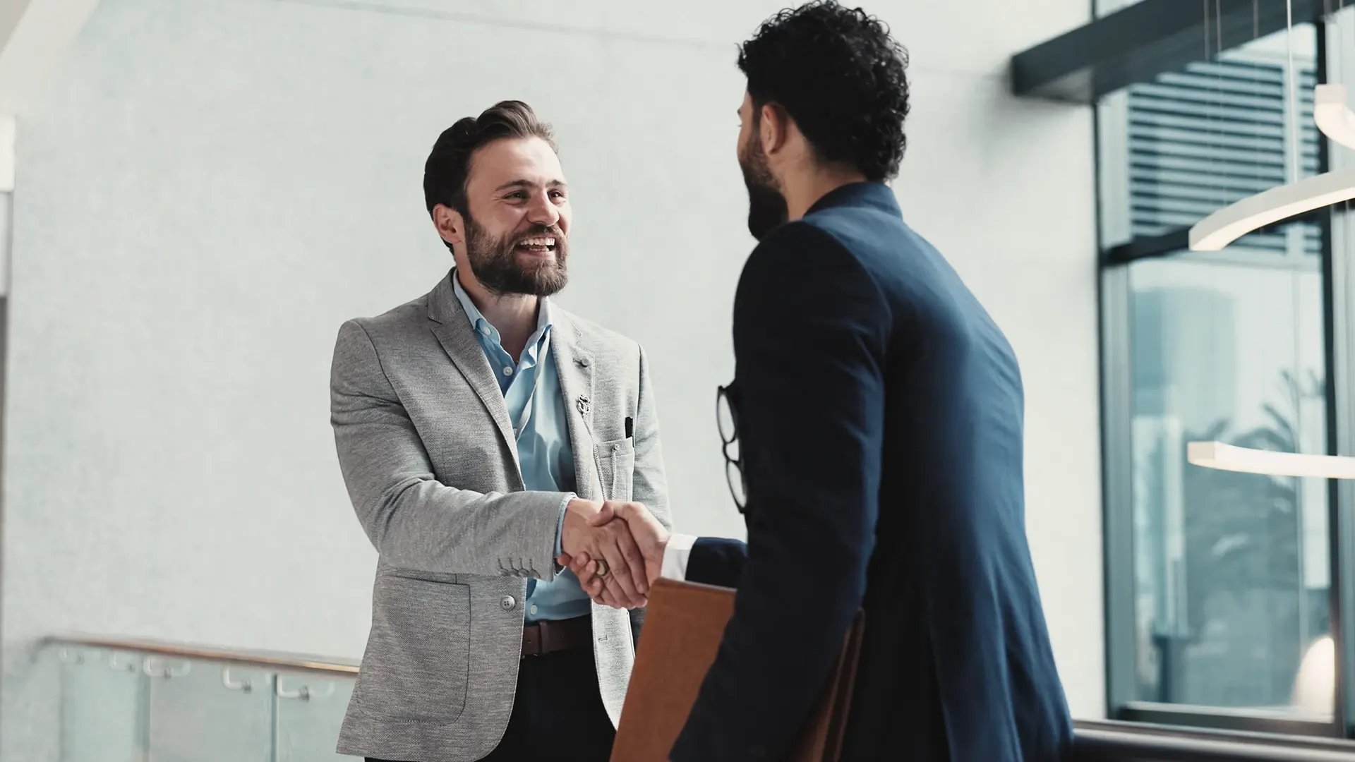 homens-a-dar-um-aperto-de-mao