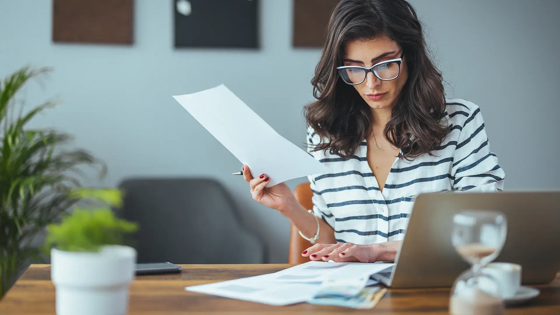 mulher-a-analisar-papeis