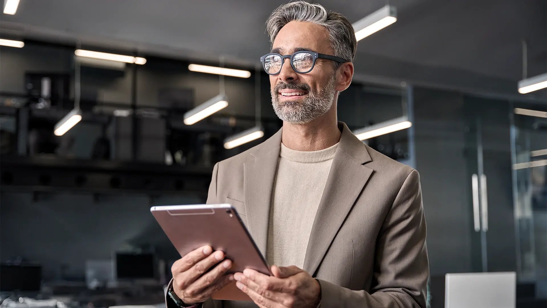 empresario-com-tablet-na-mao