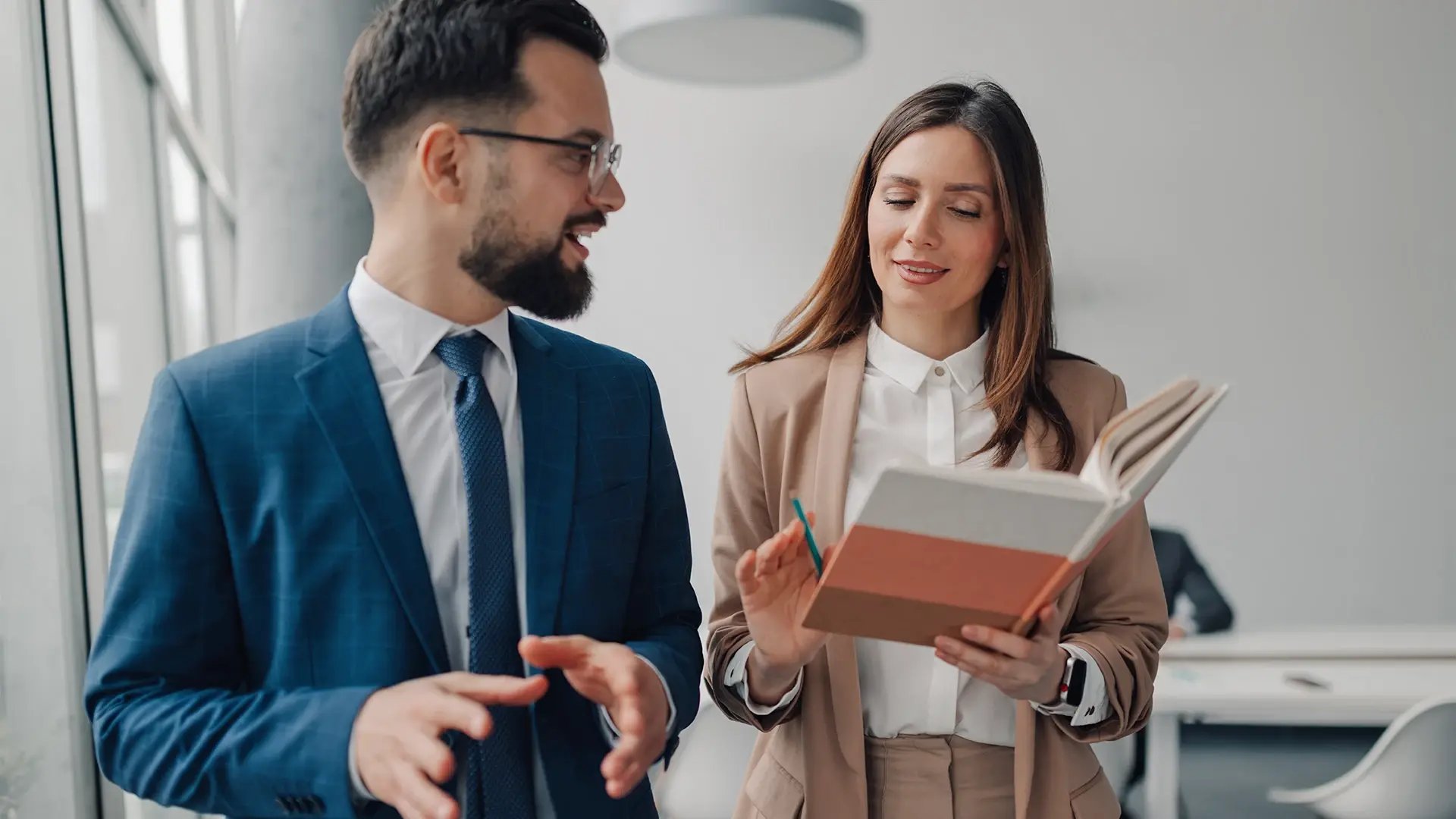 colegas-de-trabalho-a-caminhar