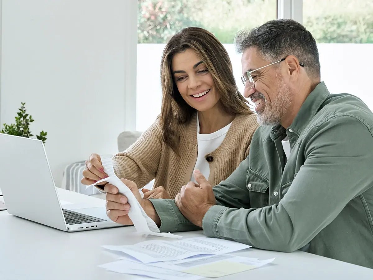 casal-com-papeis-no-computador