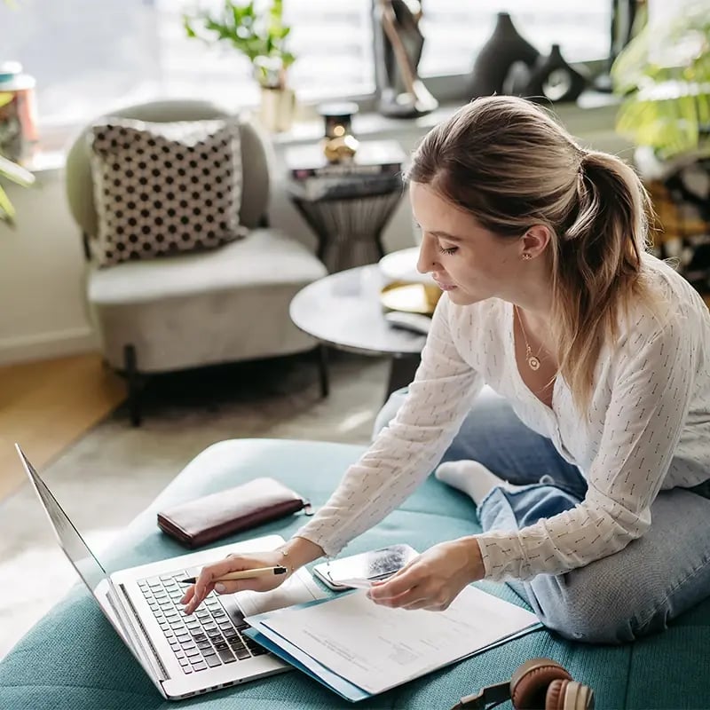 mulher-a-escrever-no-computador