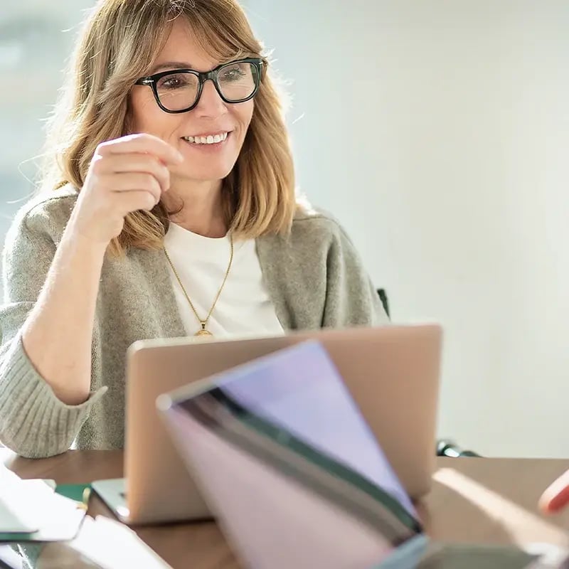 mulher-sentada-com-computador