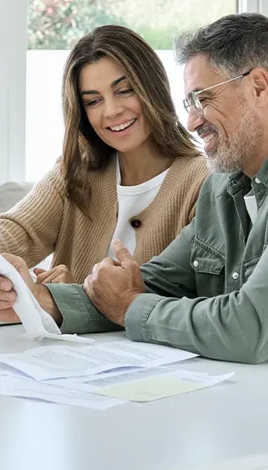 homem-e-mulher-com-papeis