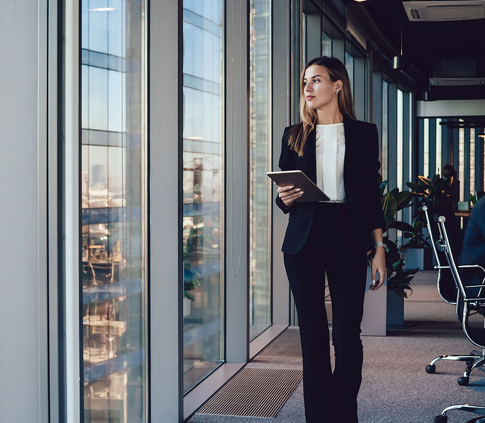 mulher-a-caminhar-na-empresa