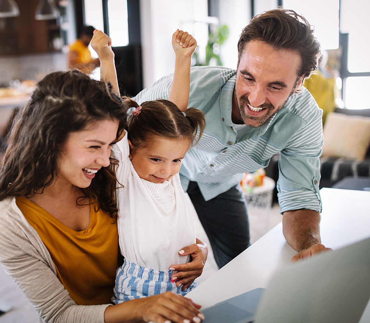 pais-e-crianca-com-os-bracos-no-ar