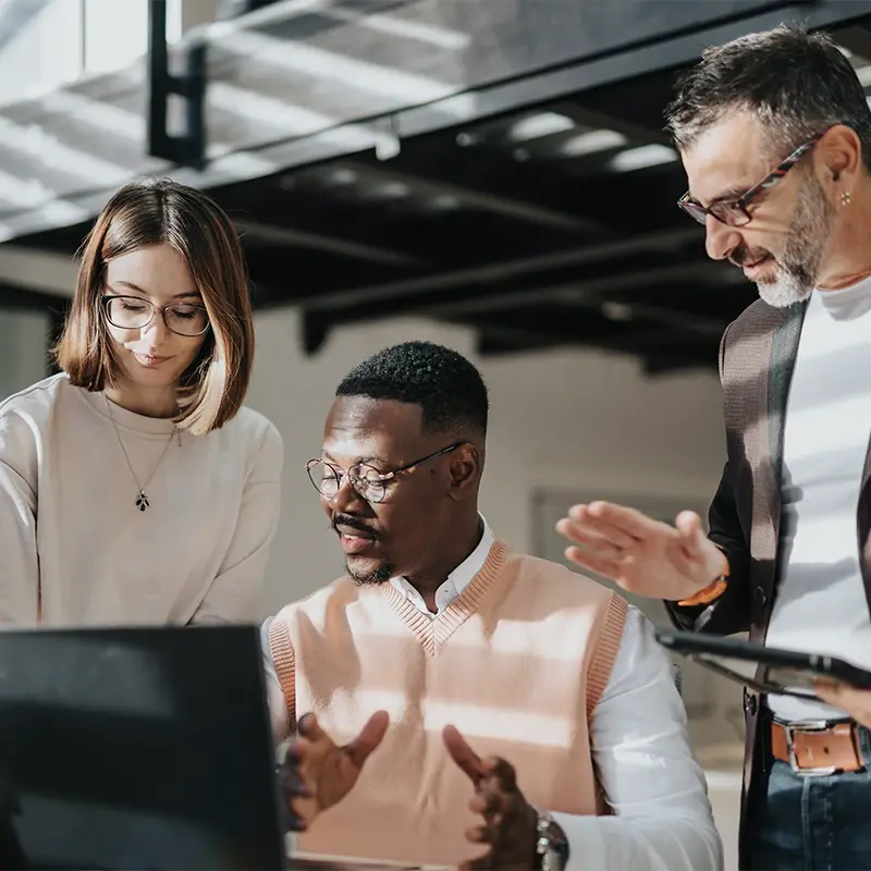 tres-pessoas-a-trabalhar