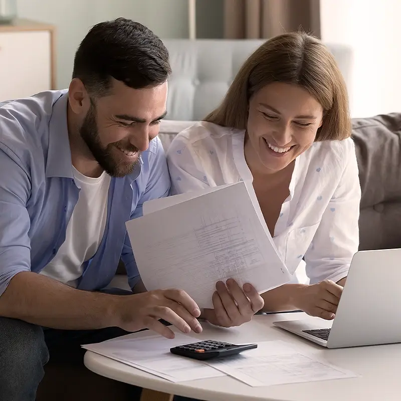 homem-e-mulher-com-papeis-no-computador