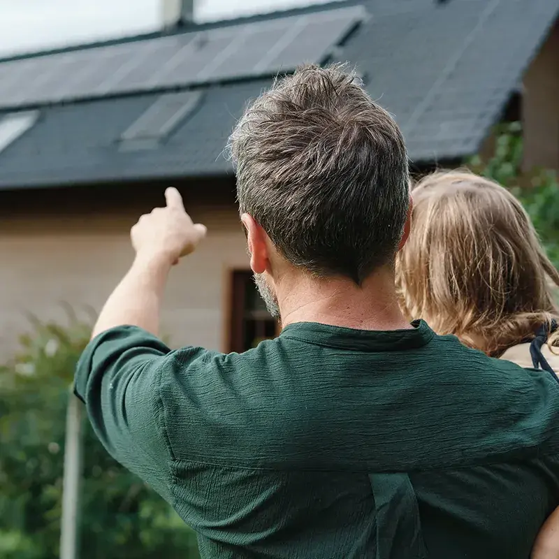 pai-e-crianca-a-apontar-para-uma-casa