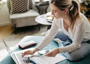 mulher-com-papeis-no-computador