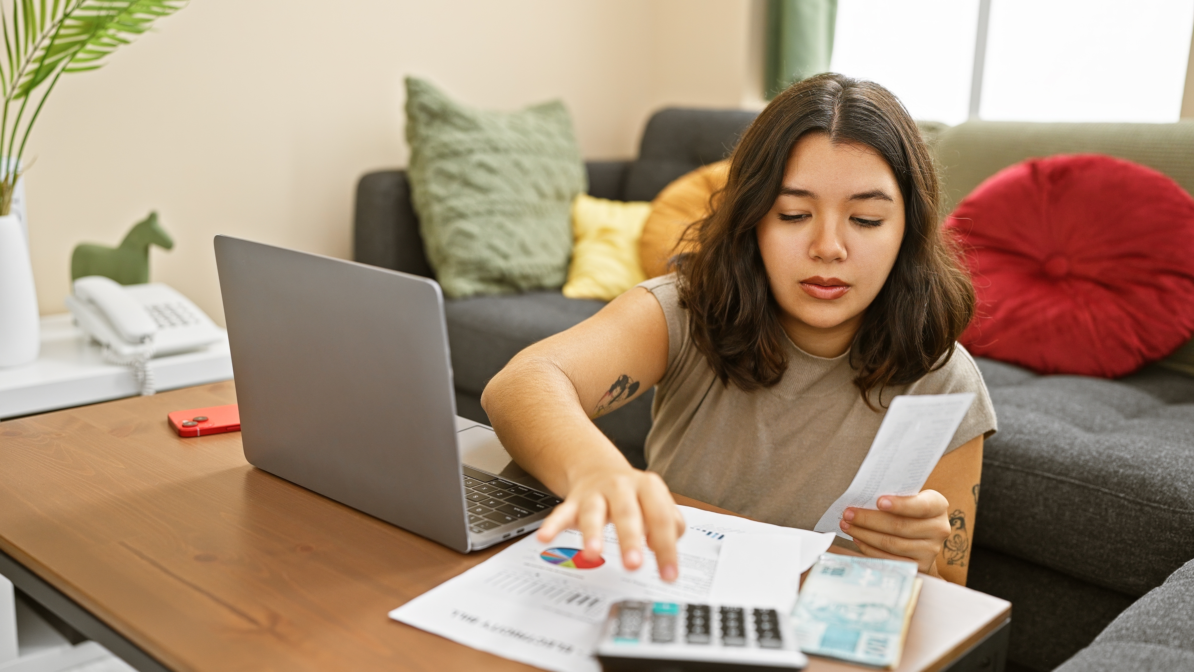 rapariga-a-fazer-contas-com-calculadora